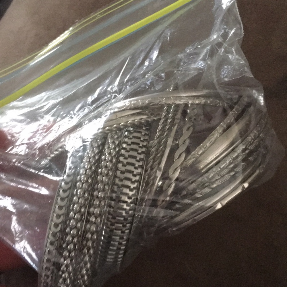 Lot of 21 metal bracelets.